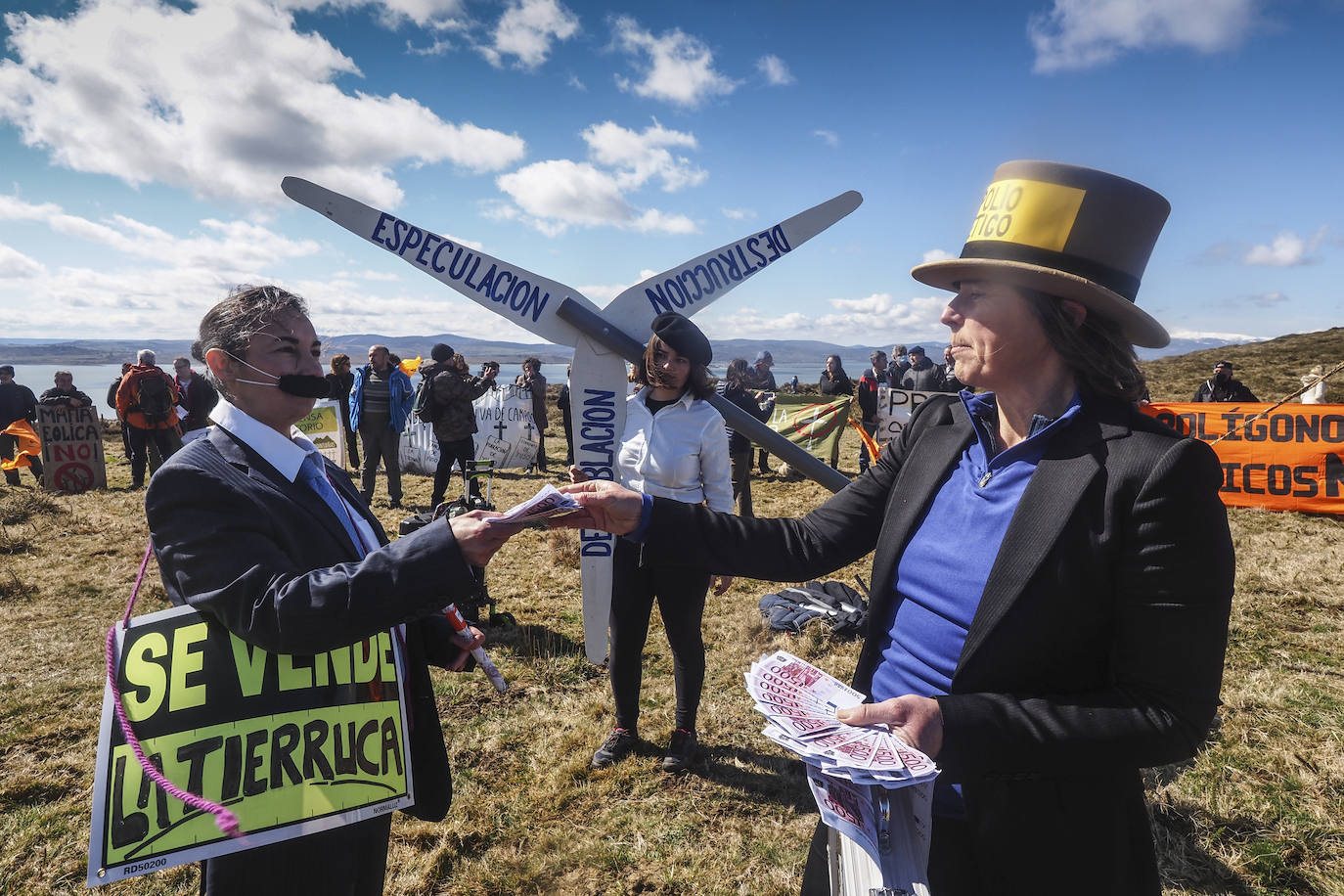 La Sierra del Escudo ha acogido este domingo una protesta contra el futuro parque eólico proyectado en este lugar, en la que grupos vecinales de los valles del centro y sur de Cantabria y la Montaña Palentina afectados por los eólicos han derribado con cuerdas réplicas 'caseras' de los molinos que se pretenden levantar en este paisaje.