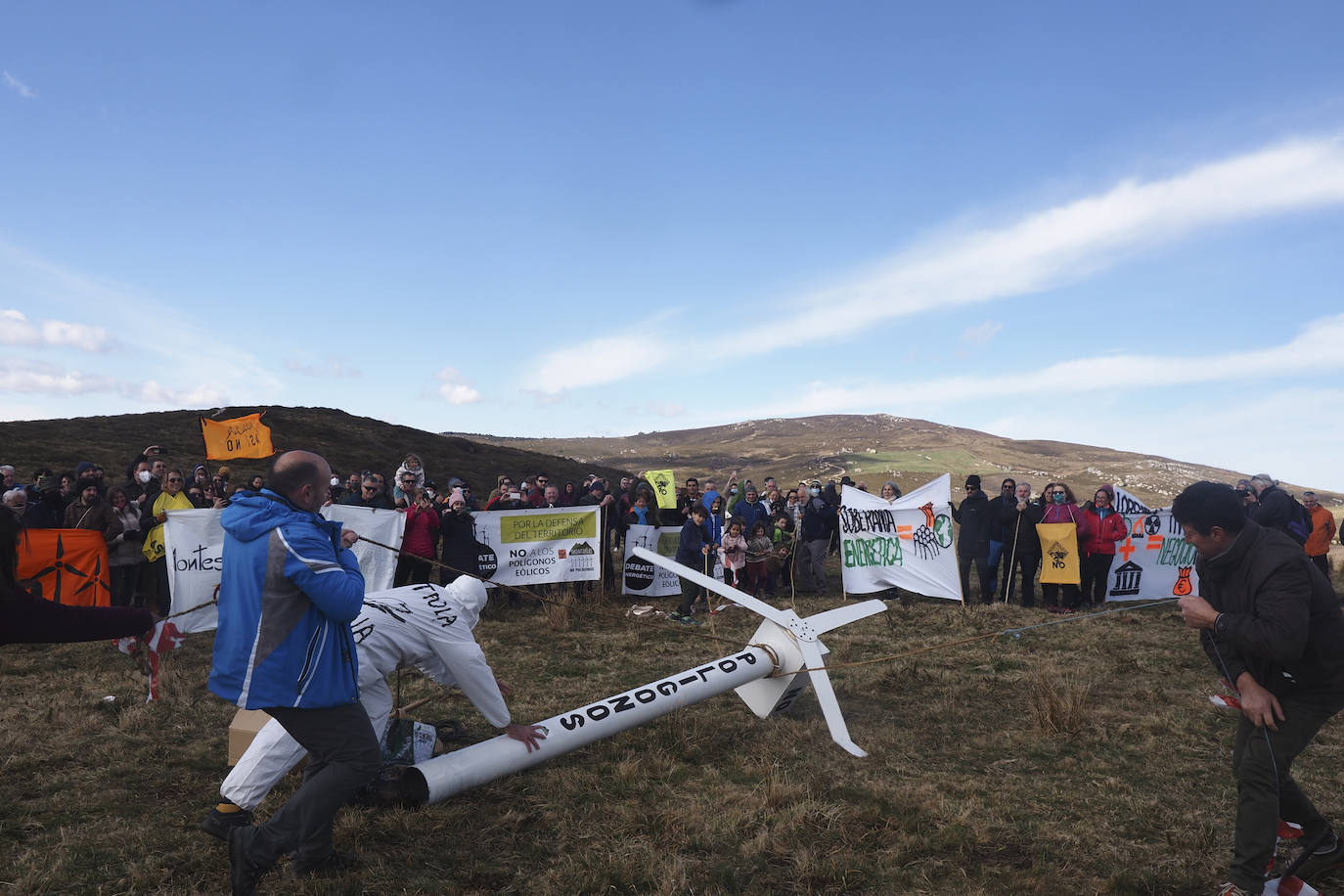 La Sierra del Escudo ha acogido este domingo una protesta contra el futuro parque eólico proyectado en este lugar, en la que grupos vecinales de los valles del centro y sur de Cantabria y la Montaña Palentina afectados por los eólicos han derribado con cuerdas réplicas 'caseras' de los molinos que se pretenden levantar en este paisaje.