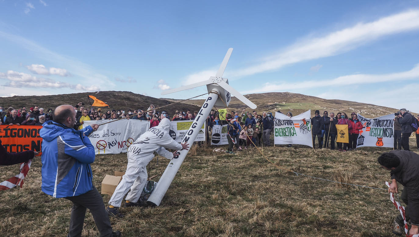 La Sierra del Escudo ha acogido este domingo una protesta contra el futuro parque eólico proyectado en este lugar, en la que grupos vecinales de los valles del centro y sur de Cantabria y la Montaña Palentina afectados por los eólicos han derribado con cuerdas réplicas 'caseras' de los molinos que se pretenden levantar en este paisaje.