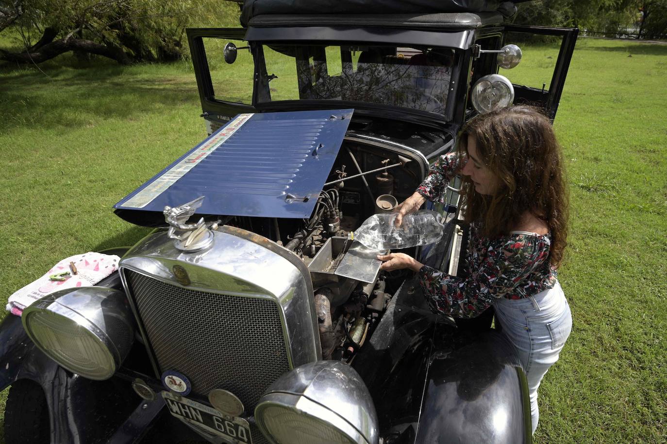 El 25 de enero de 2000, Candelaria y Herman comenzaron el viaje que acaba de terminar tras recorrer 362.000 kilómetros por los cinco continentes a bordo de un coche de 1928. Ahora tienen cuatro hijos, un gato y un perro