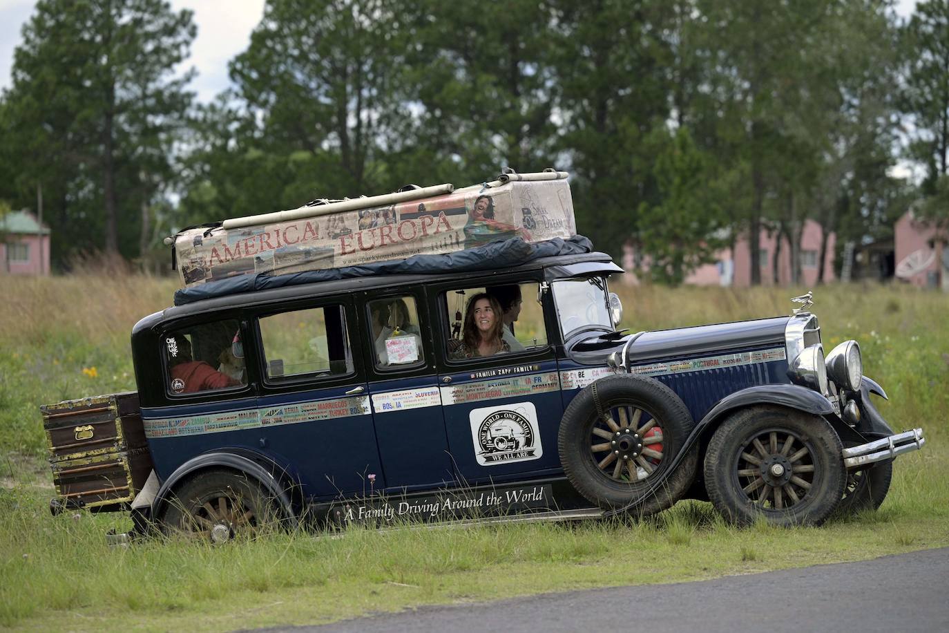 El 25 de enero de 2000, Candelaria y Herman comenzaron el viaje que acaba de terminar tras recorrer 362.000 kilómetros por los cinco continentes a bordo de un coche de 1928. Ahora tienen cuatro hijos, un gato y un perro