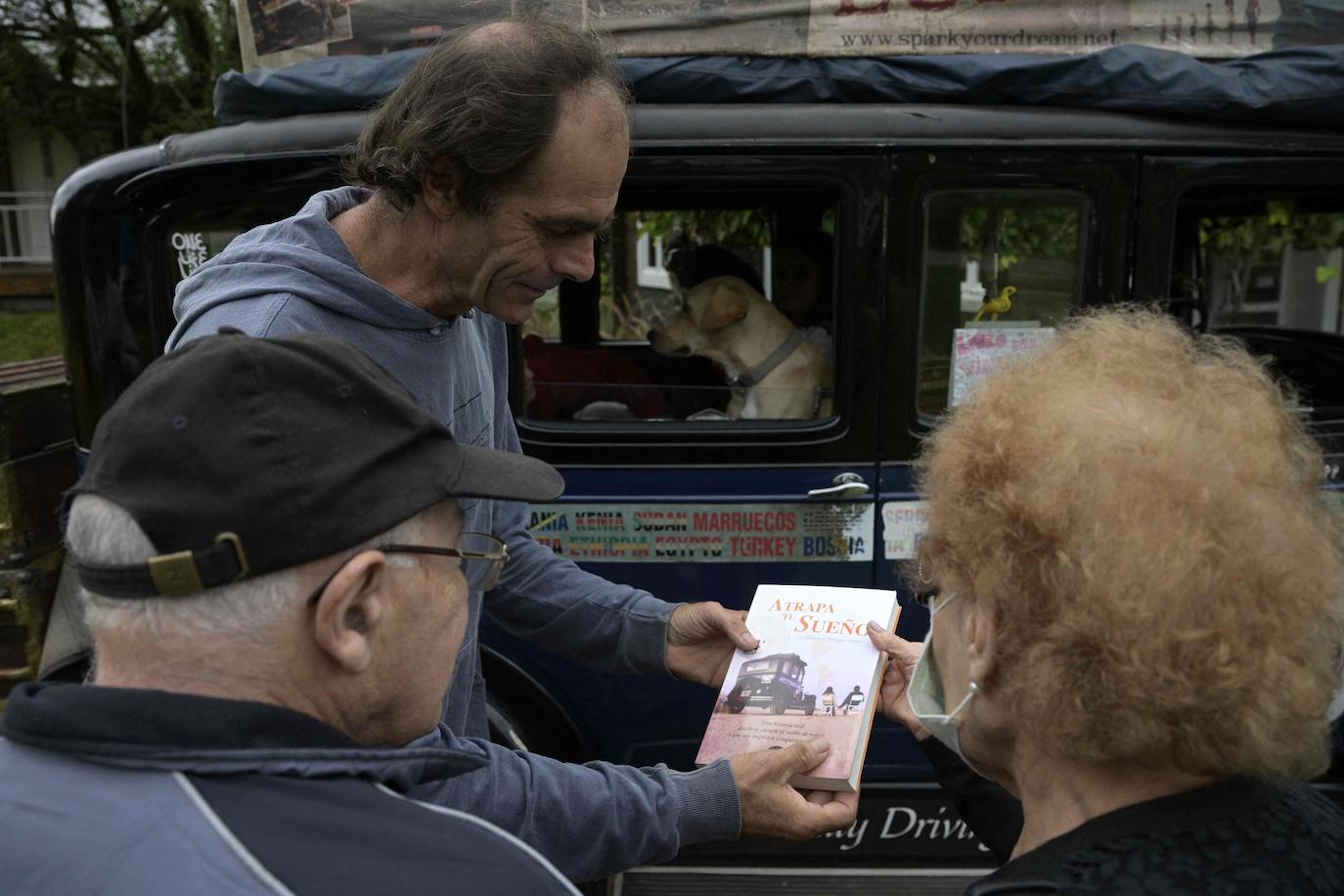 El 25 de enero de 2000, Candelaria y Herman comenzaron el viaje que acaba de terminar tras recorrer 362.000 kilómetros por los cinco continentes a bordo de un coche de 1928. Ahora tienen cuatro hijos, un gato y un perro