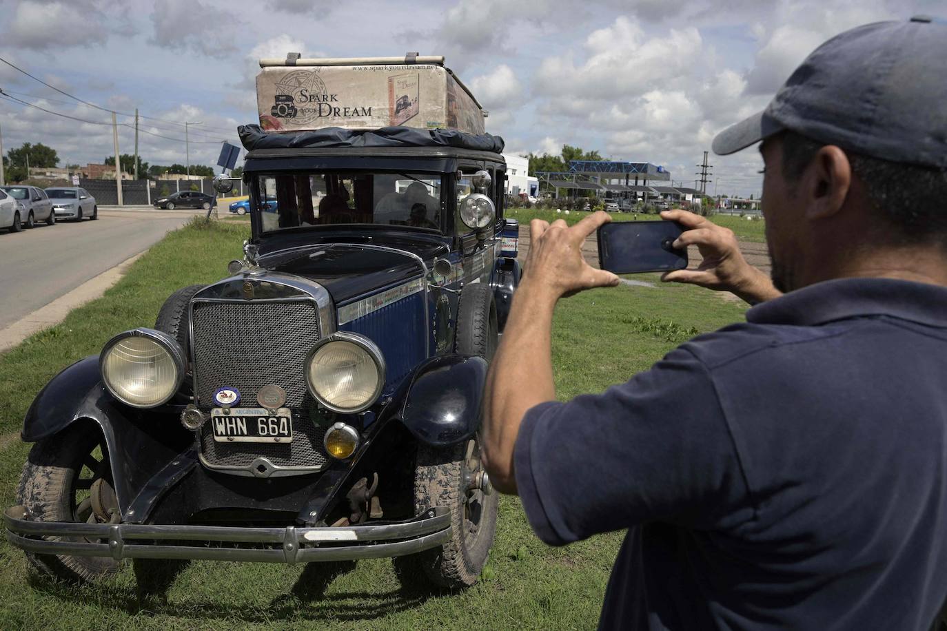 El 25 de enero de 2000, Candelaria y Herman comenzaron el viaje que acaba de terminar tras recorrer 362.000 kilómetros por los cinco continentes a bordo de un coche de 1928. Ahora tienen cuatro hijos, un gato y un perro