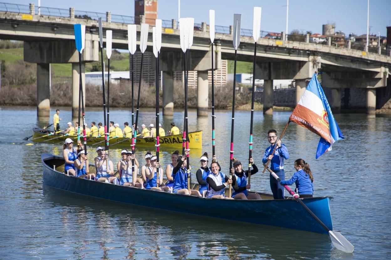 La trainera de La Planchada fue la más fuerte entre las féminas en la mañana de competiciones en Astillero.