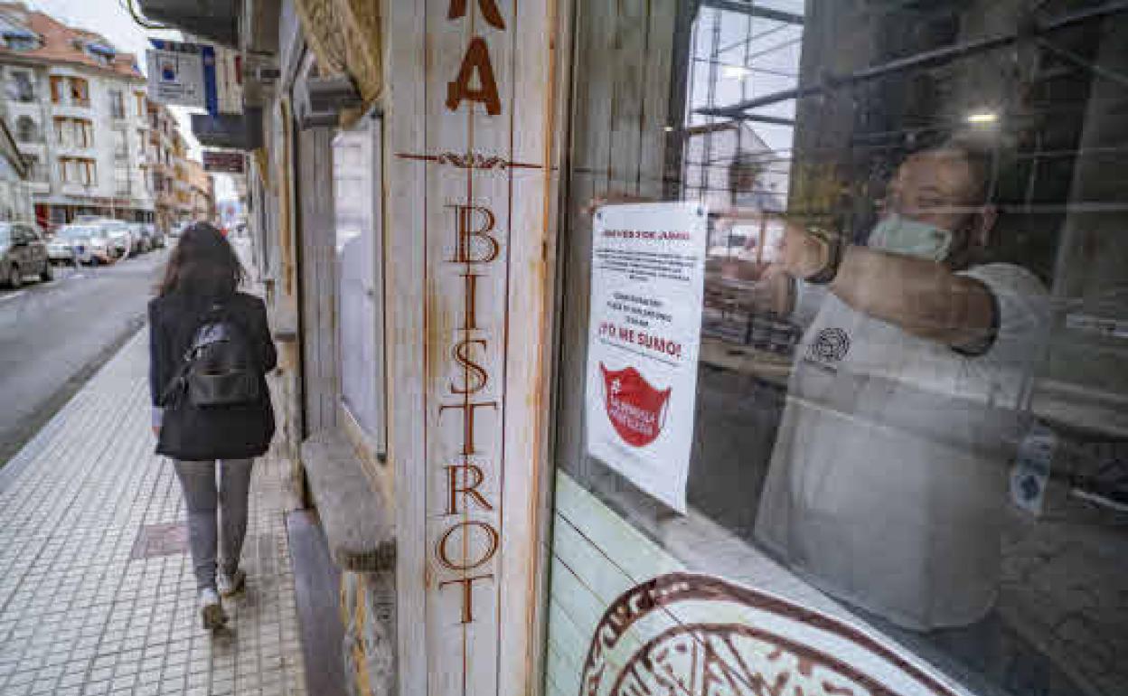 Imagen de archivo de un negocio de hostelería de Santoña durante la pandemia.