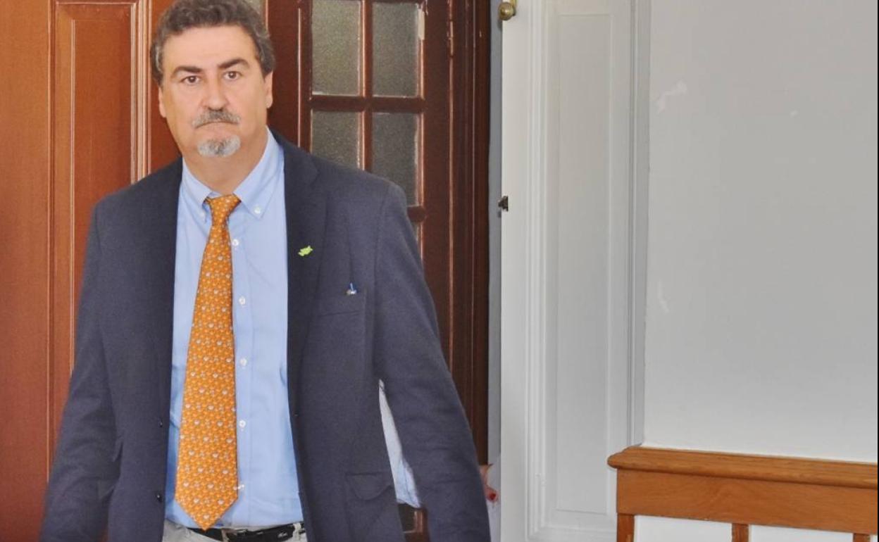 José Joaquín Bengochea en el salón de plenos de Los Corrales.