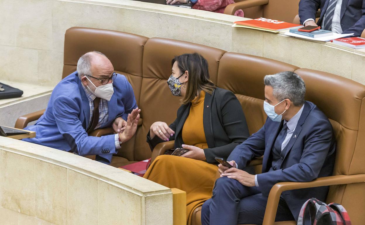 El consejero intercambia unas palabras con María Sánchez en presencia de Zuloaga 