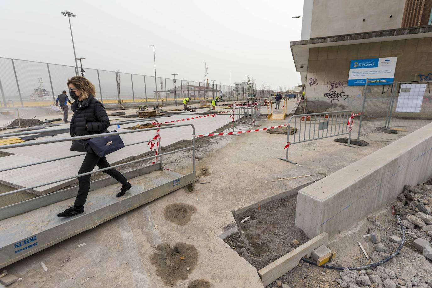 Está a falta de asfaltar, pintar los aparcamientos, completar el carril-bici y colocar bancos y papeleras