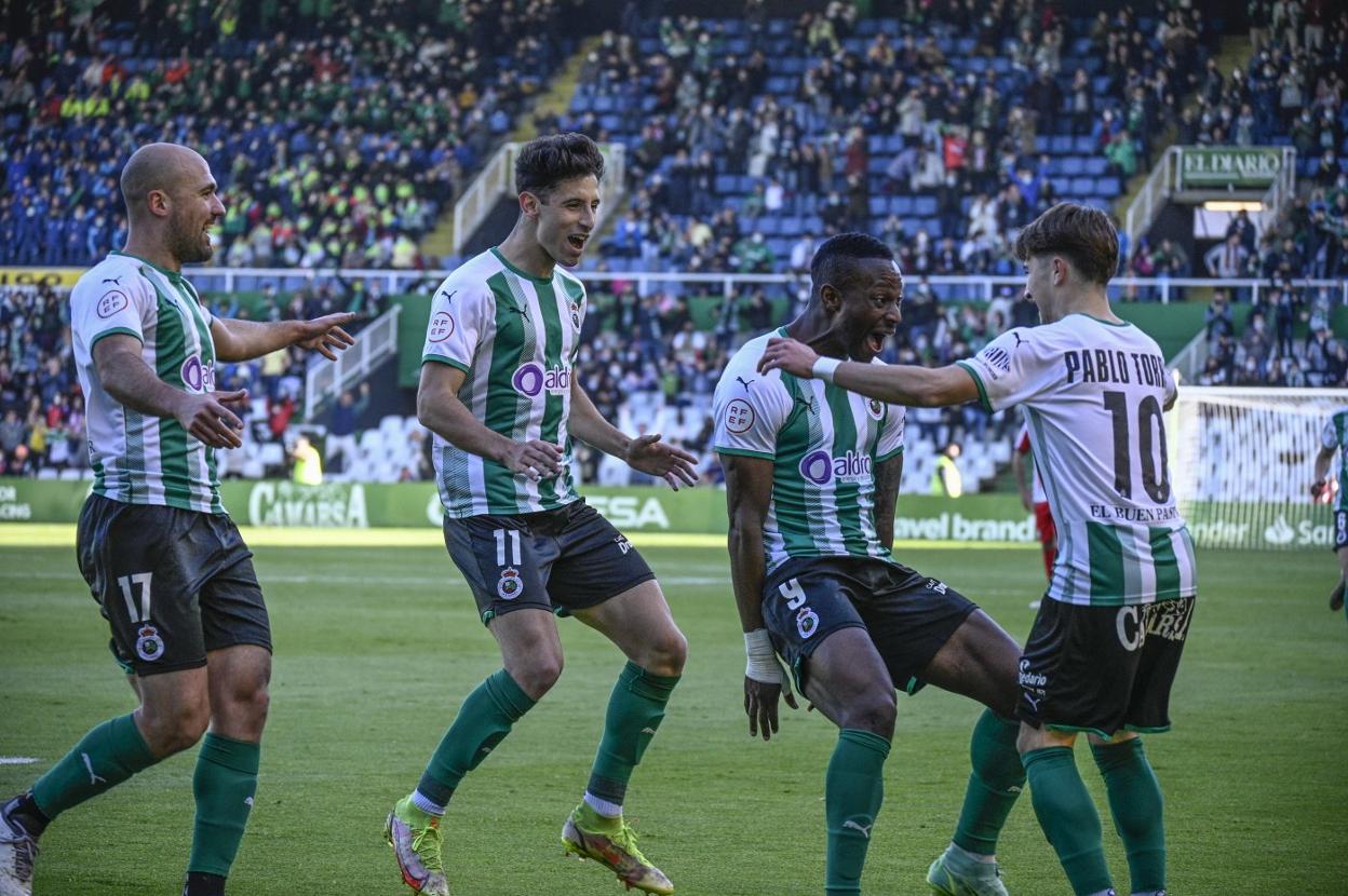 Unai Medina, Marco Camus, Cedric y Pablo Torre celebran el primer gol del Racing ante el Zamora. 