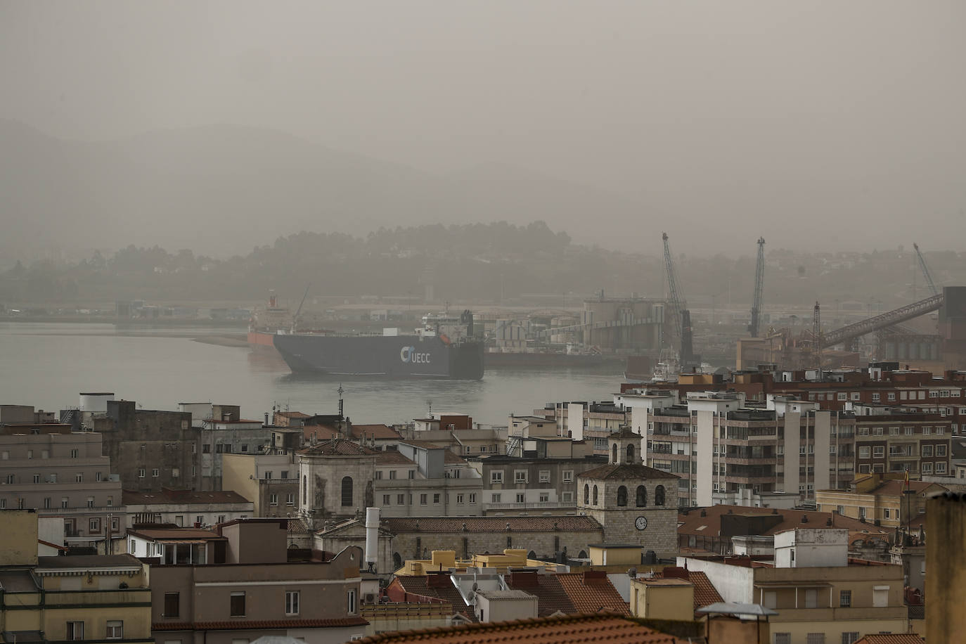 Se trata del polvo procedente de Nigeria, Mali y Burkina Faso y es inusual ver una calima tan rojiza y abundante en el norte de España