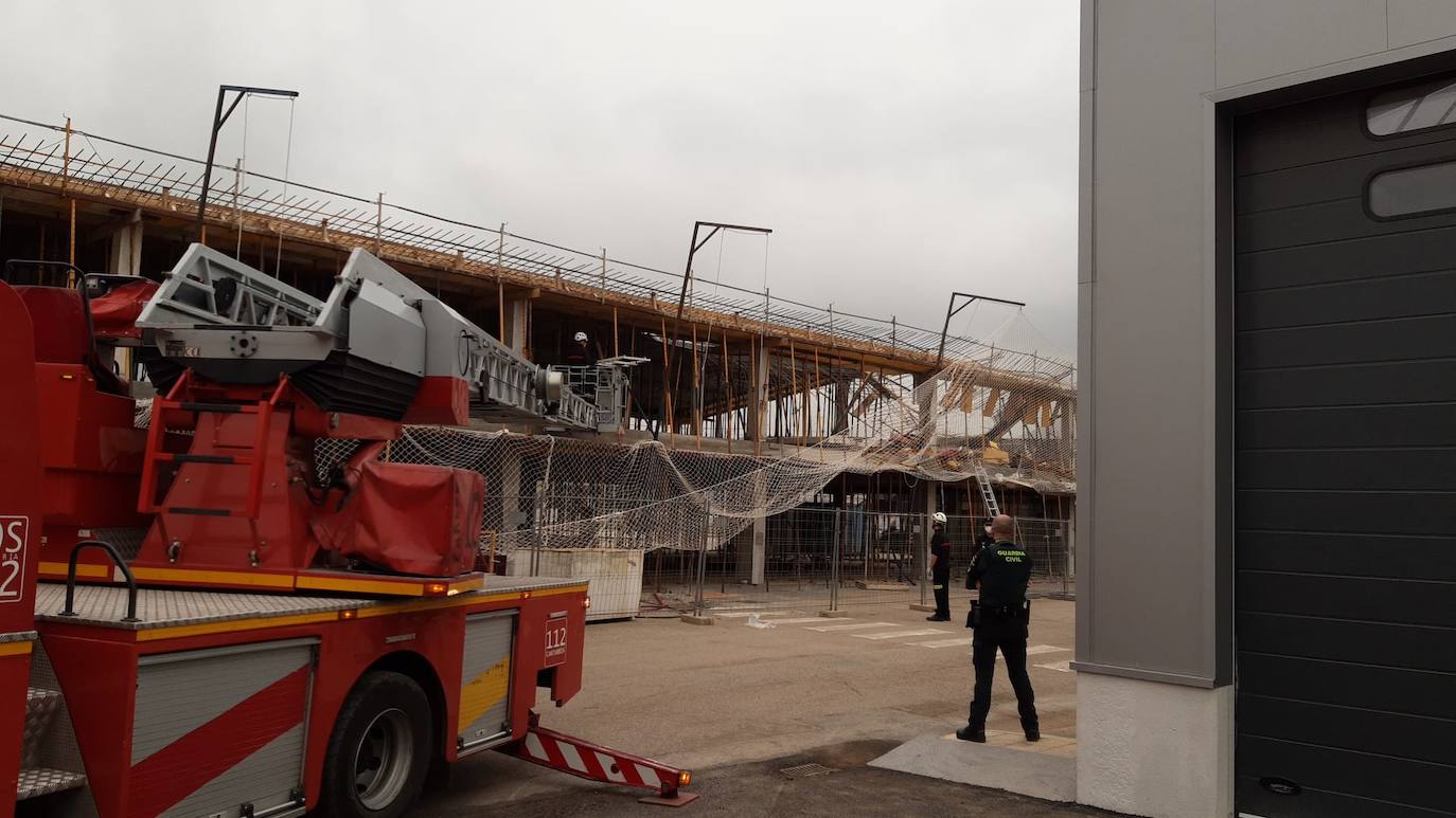 Fotos: Imágenes del derrumbe en la estructura de las bodegas en obras