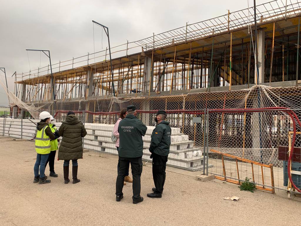 Fotos: Imágenes del derrumbe en la estructura de las bodegas en obras