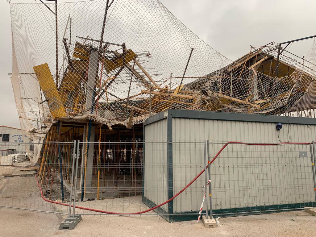 Fotos: Imágenes del derrumbe en la estructura de las bodegas en obras