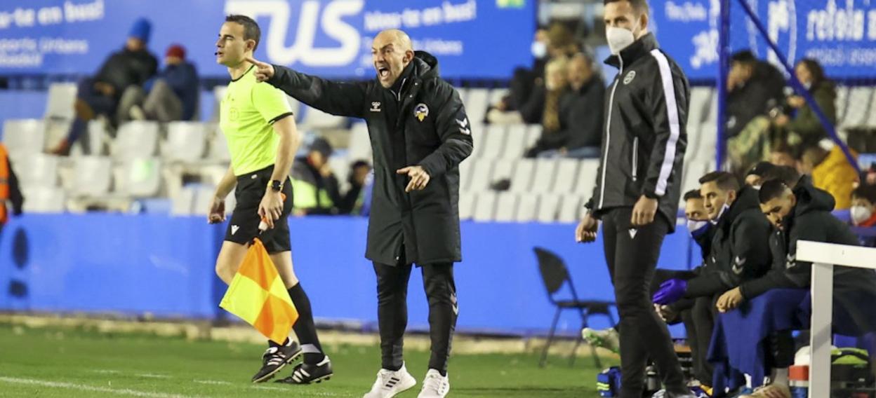 Pedro Munitis, en el banquillo del Sabadell. 