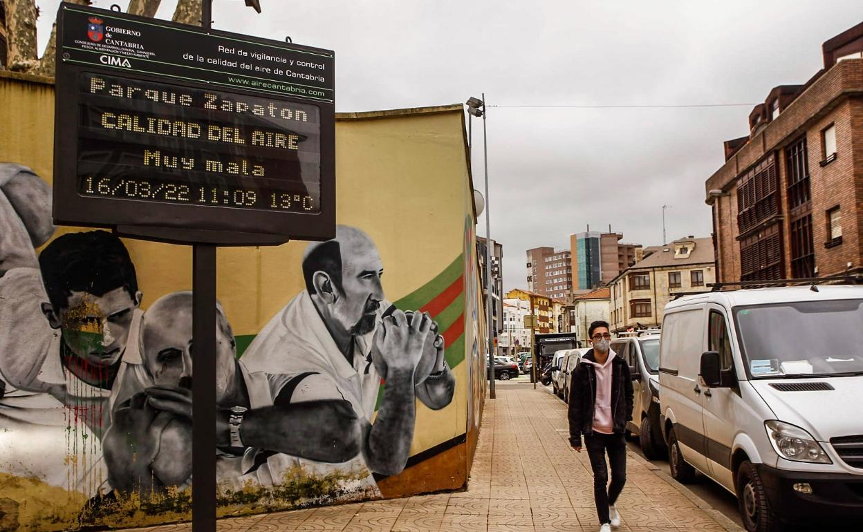 Cartel del CIMA en el parque de El Zatapón, en Torrelavega: calidad del aire 'muy mala'. 