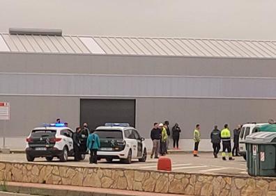 Imagen secundaria 1 - Vence la estructura de las nuevas bodegas de Colindres y siete trabajadores resultan heridos