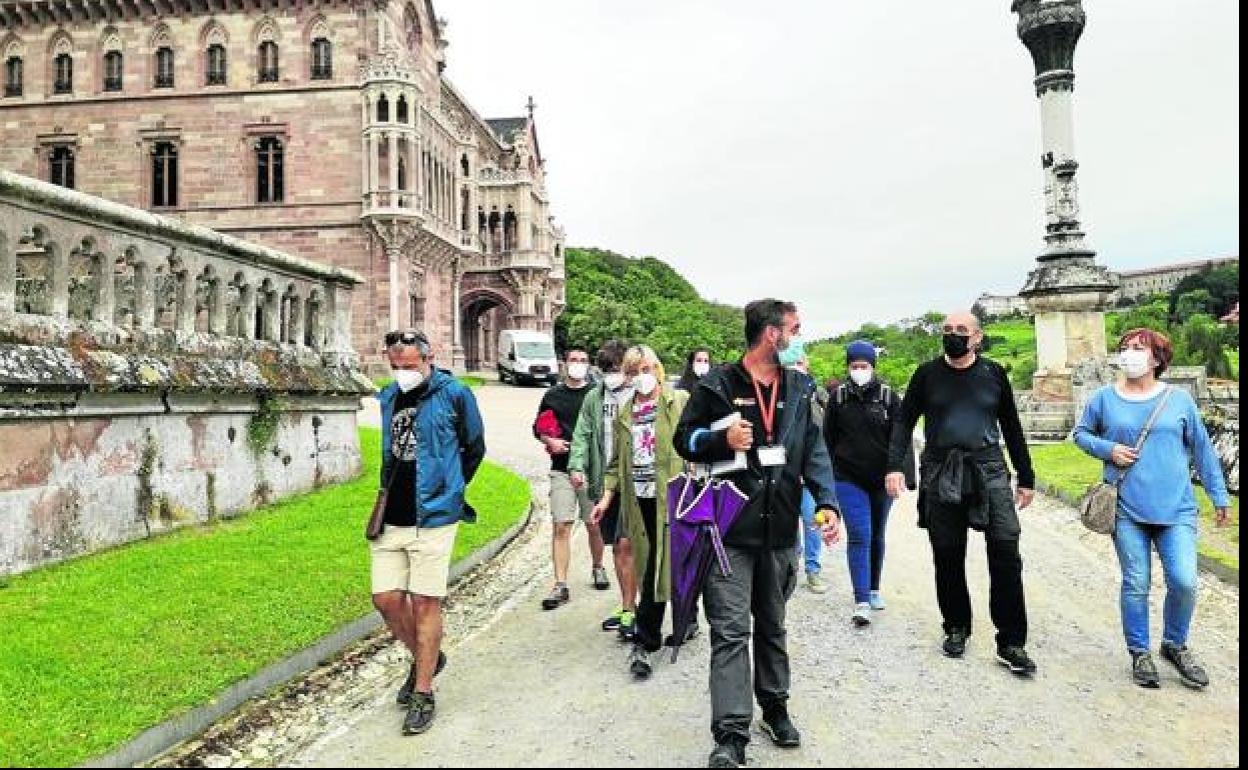 Turistas participan en una visita guiada por la villa modernista. 