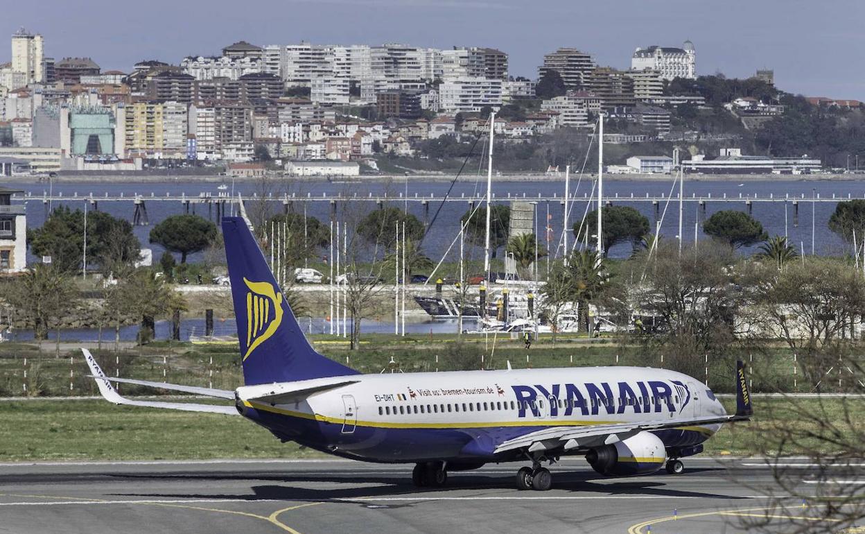 Un avión de Ryanair en el aeropuerto Seve Ballesteros.