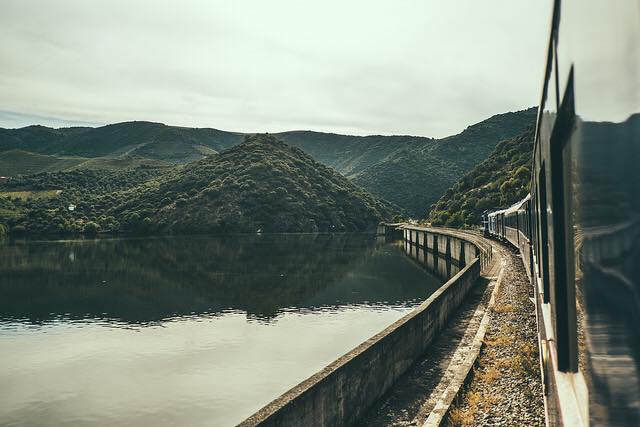 El Presidential Train, entre Oporto y Vesubio. Tiene principio y final en la bonita estación de São Bento de Oporto, y parada en la Quinta do Vesuvio (en los acantilados del Alto Duero), donde espera una cata de vinos. El tren se construyó en 1890, estuvo en circulación hasta 1970 y fue restaurado en 2010, cuando volvió a las vías.