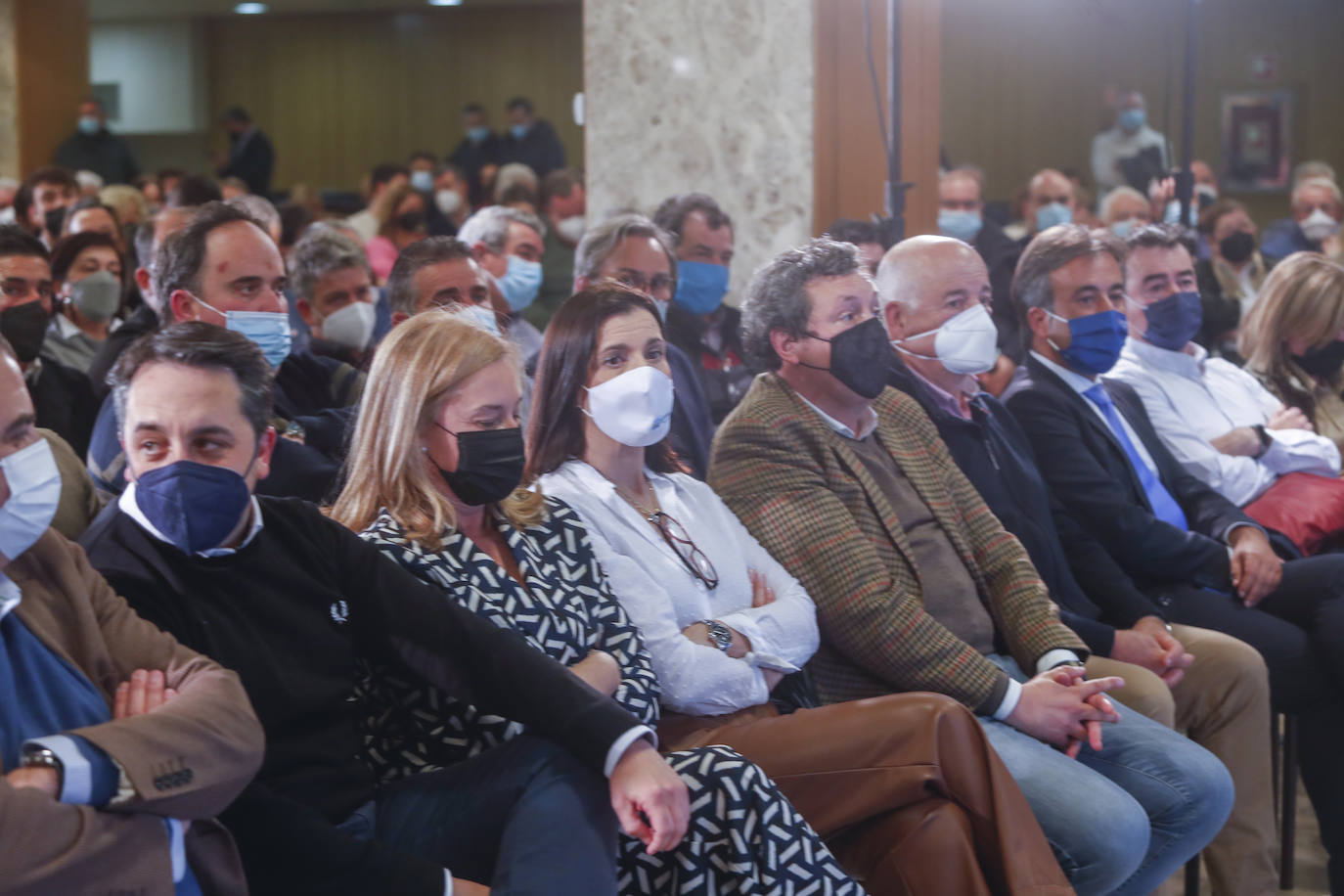 Hacía tiempo que el PP de Cantabria no lograba reunir en un mismo espacio a un millar de afiliados y simpatizantes. El tiempo dirá si el poder de convocatoria que tuvo este jueves la formación conservadora para recibir a su futuro presidente nacional y el acuerdo general a la hora de respaldar a Alberto Núñez Feijóo, de visita en Santander dentro de la gira que está realizando por toda España antes del Congreso de Sevilla, se traduce también en una unidad interna que no ha existido en los últimos tiempos. Mientras tanto, los populares cántabros demostraron este jueves en la cita con el gallego que el ánimo está por las nubes.