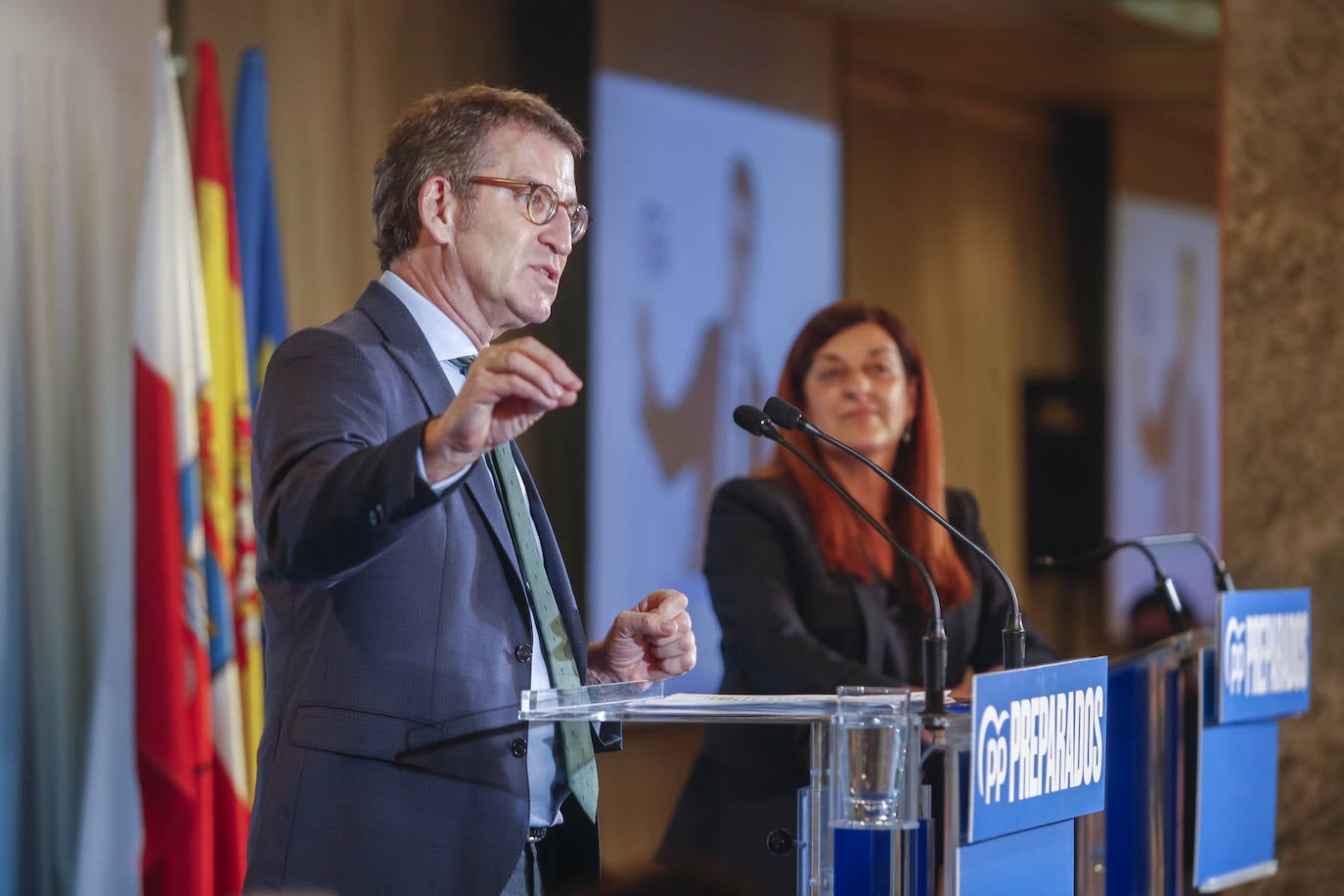 Hacía tiempo que el PP de Cantabria no lograba reunir en un mismo espacio a un millar de afiliados y simpatizantes. El tiempo dirá si el poder de convocatoria que tuvo este jueves la formación conservadora para recibir a su futuro presidente nacional y el acuerdo general a la hora de respaldar a Alberto Núñez Feijóo, de visita en Santander dentro de la gira que está realizando por toda España antes del Congreso de Sevilla, se traduce también en una unidad interna que no ha existido en los últimos tiempos. Mientras tanto, los populares cántabros demostraron este jueves en la cita con el gallego que el ánimo está por las nubes.