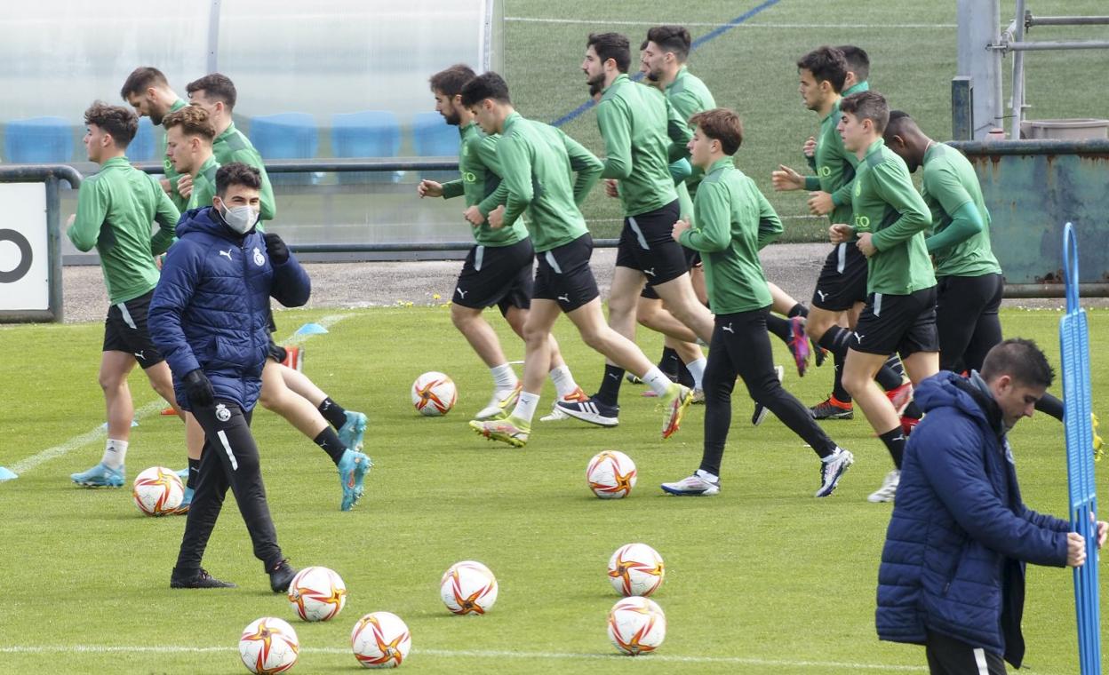 Guille Romo, rodeado de balones y de sus jugadores en un entrenamiento en La Albericia. 