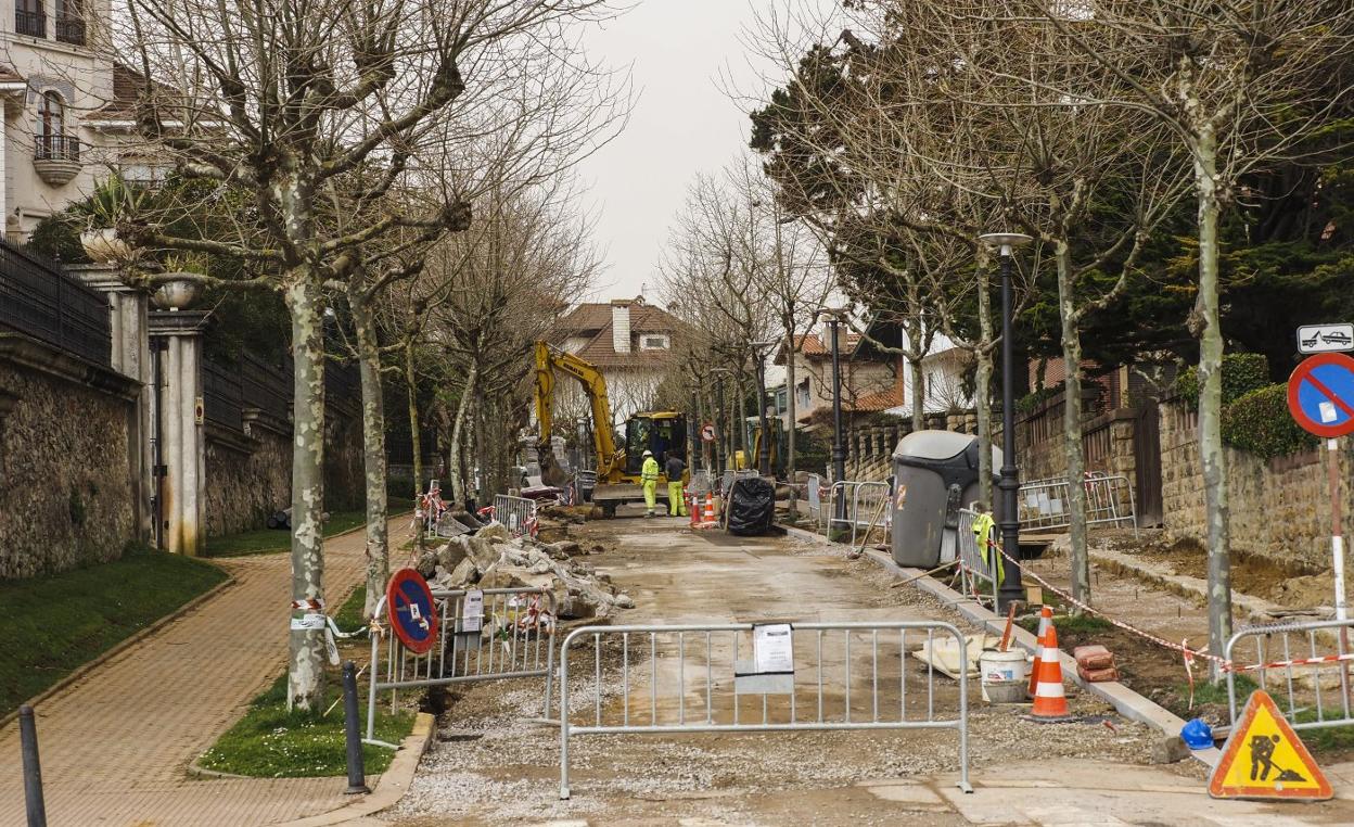 Vista de la calle Ramón y Cajal, levantada por las obras de renovación de la zona. 