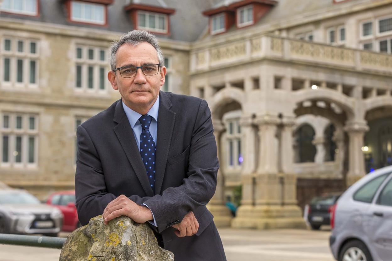 Alberto Martínez Lacambra, ayer en el exterior del Palacio de La Magdalena. 