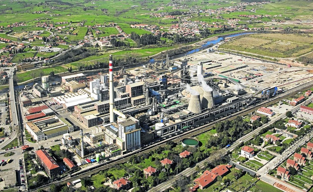 Instalaciones de Solvay en Torrelavega, que quedarán segregadas en una nueva compañía. 