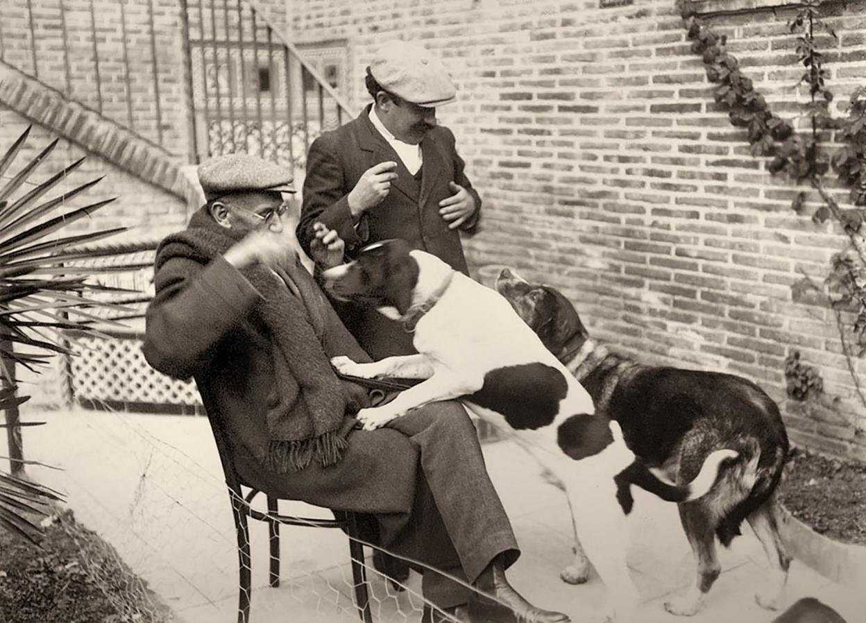 La fotografía de Galdós se adelanta a las instantáneas propias de las cámaras de 35 mm. La tomó Alfonso en Hilarión Eslava. Acompaña al escritor su inseparable Victoriano Moreno. 1918. 