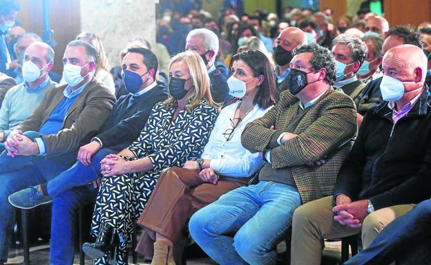 Imagen. Media, Caramés, González-Revuelta, Igual, Fernández y Vélez, en la primera fila durante el acto de este jueves.