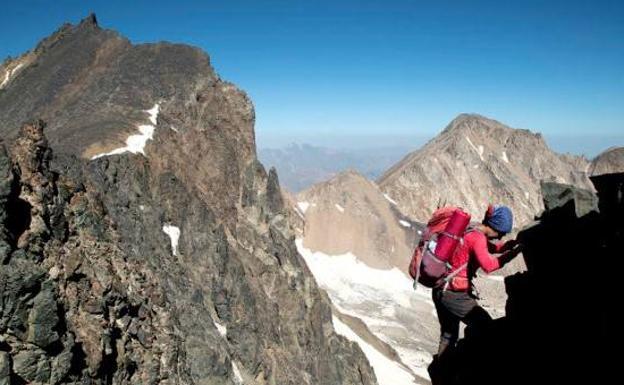 Parvaneh ascendiendo el Alam Kuh, la segunda montaña más alta de Irán (4.850m) después del Damavand (5.671m)