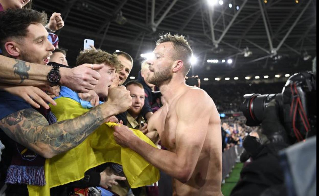 Andriy Yarmolenko celebra su decisivo gol al Sevilla con unos aficionados ucranianos.