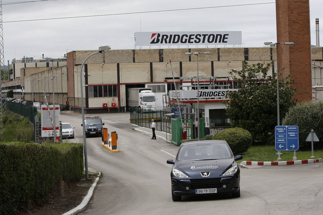 Bridgestone y SEG paran la producción por la huelga del transporte por carretera y Solvay podría hacerlo el lunes