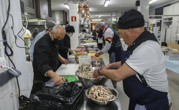 Los voluntarios colaboraron en la elaboración de los platos.