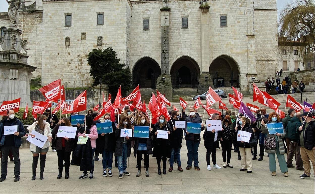 Los trabajadores se han concentrado este viernes en la plaza de la Catedral de Santander.