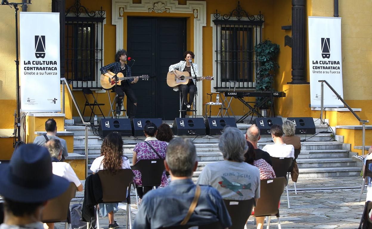 Actuación de Vicky Castelo en formato dúo dentro de la Cultura Contraataca en plena pandemia.