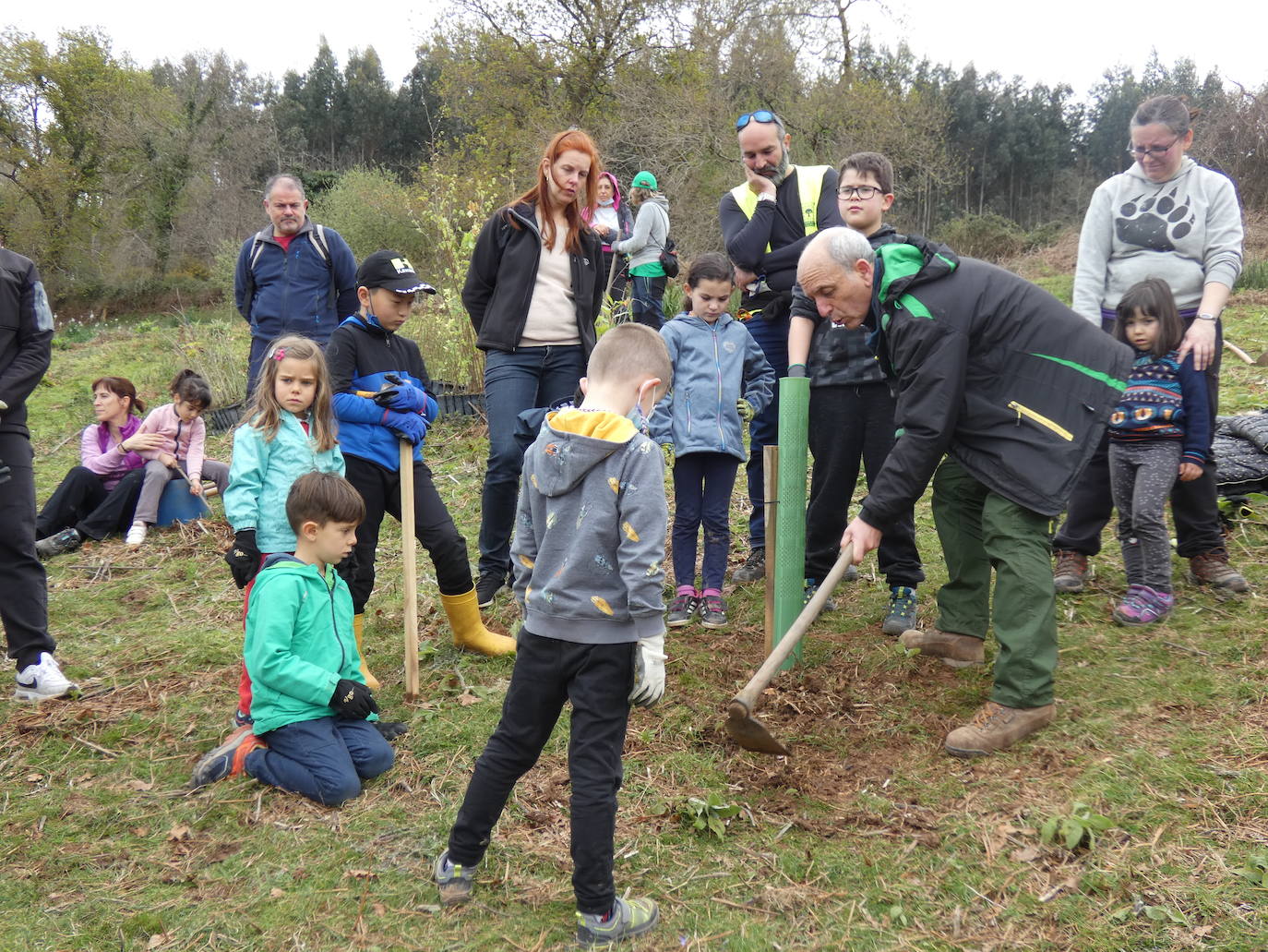 Fotos: Más de 80 voluntarios han participado en Colindres en la plantación de 200 árboles de distintas especies para conmemorar el Día del Árbol