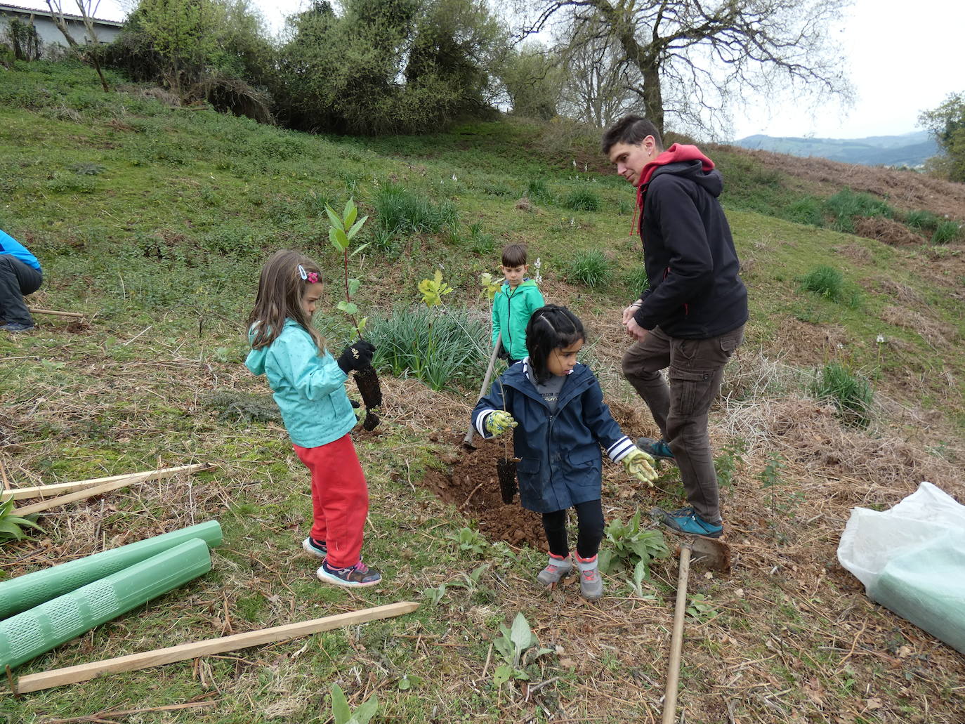 Fotos: Más de 80 voluntarios han participado en Colindres en la plantación de 200 árboles de distintas especies para conmemorar el Día del Árbol