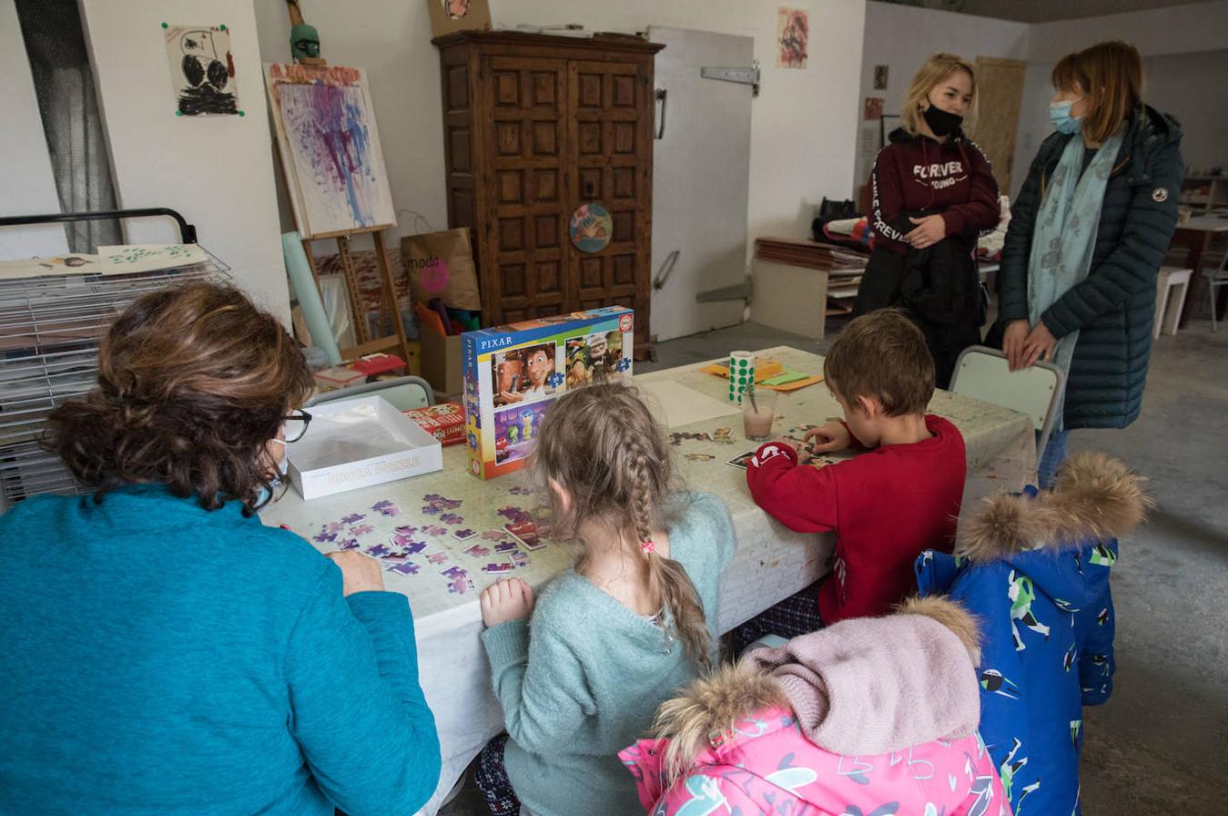 Veronica llegó este fin de semana junto a sus dos hijos y la mujer de su padre en avión. Una voluntaria consiguió el piso donde se alojan. Asisten por primera vez al taller de arte que ha organizado la Fundación Santacreu para las familias recién llegadas. 