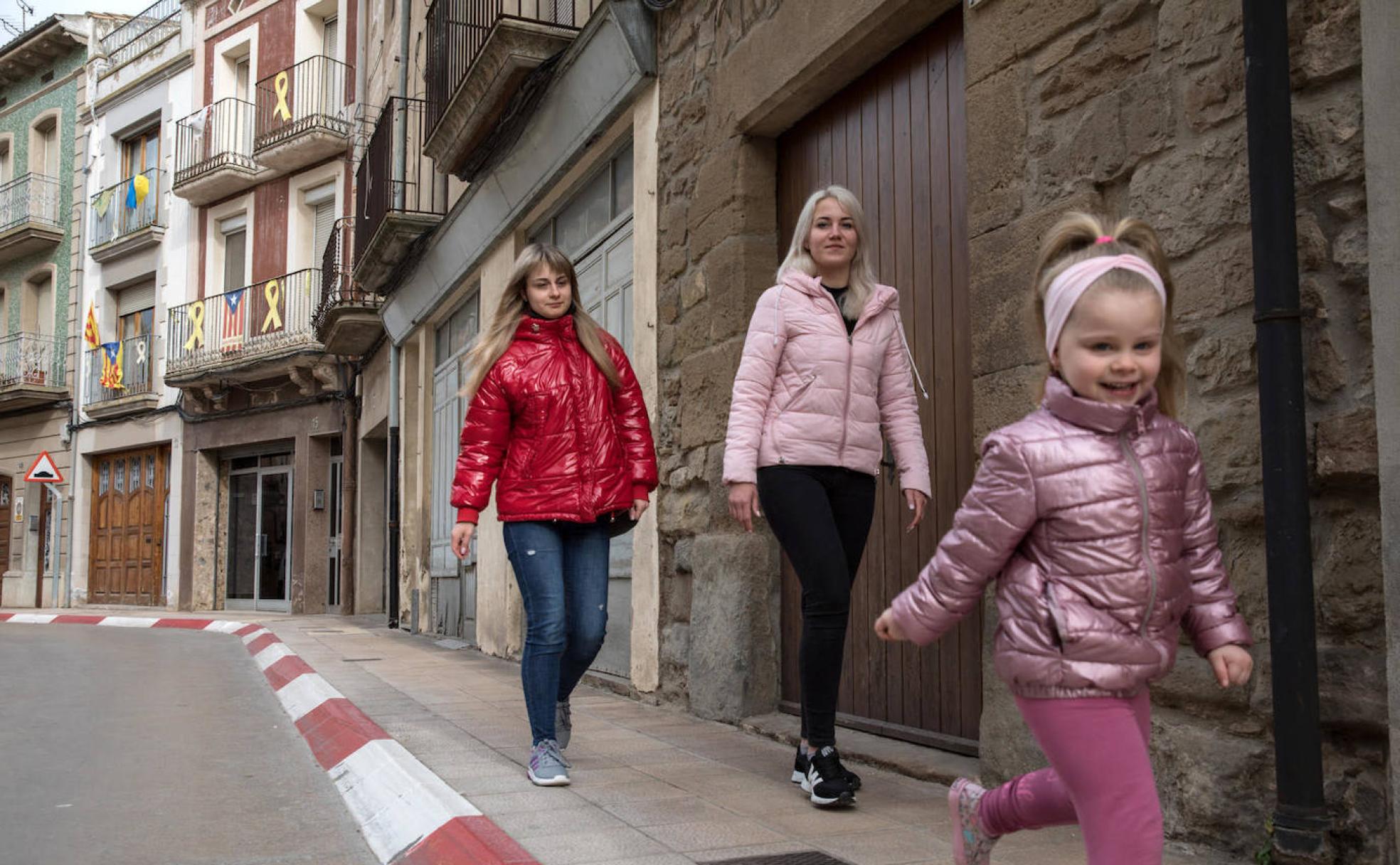 Nina (a la izquierda), junto a su hija Adelia, llegaron hace dos semanas en un autocar de línea regular que une Ucrania con Barcelona con parada en Guissona. Su hermana Angelika las acoge en su casa junto a su hija Ilona y su marido. En la imagen las tres se dirigen al colegio Mestre Ramon Estadella i Torradeflot a recoger a Ilona, la hija de Angelika. 