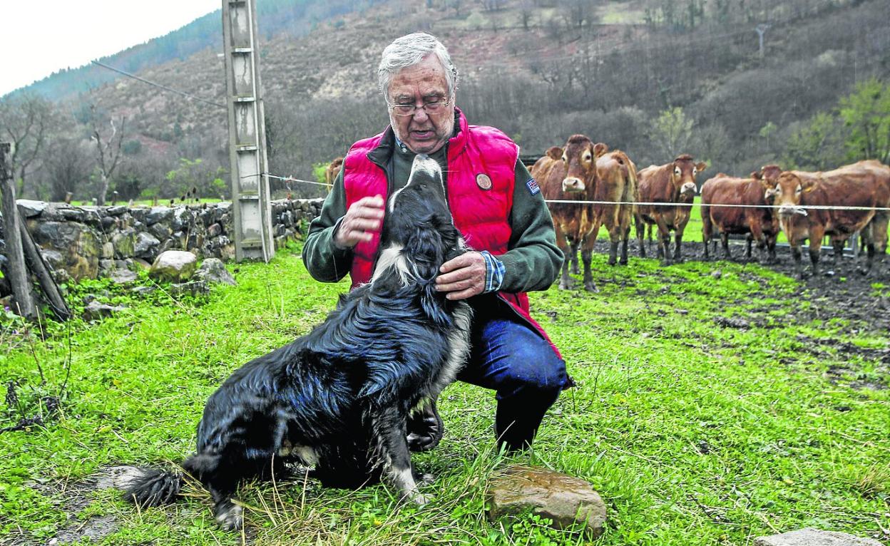 El extorero Pablo Alfonso Fernández Rueda, 'El Norteño', posa en su finca con Agustín. Detrás, sus vacas miran intrigadas.