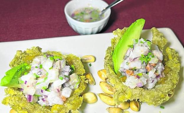 Nido de plátano acevichado.