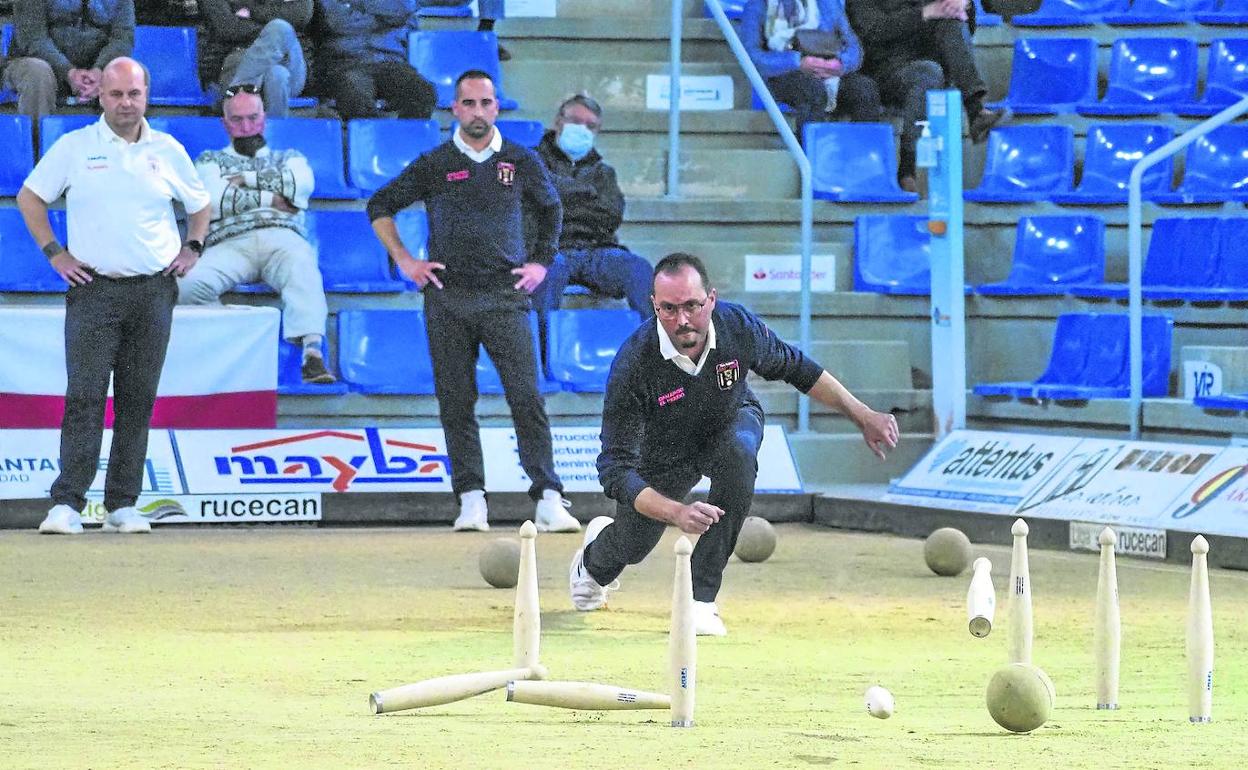 Pedro Gutiérrez, al birle en el encuentro de este sábado en la Mateo Grijuela entre Peñacastillo y Camargo. 