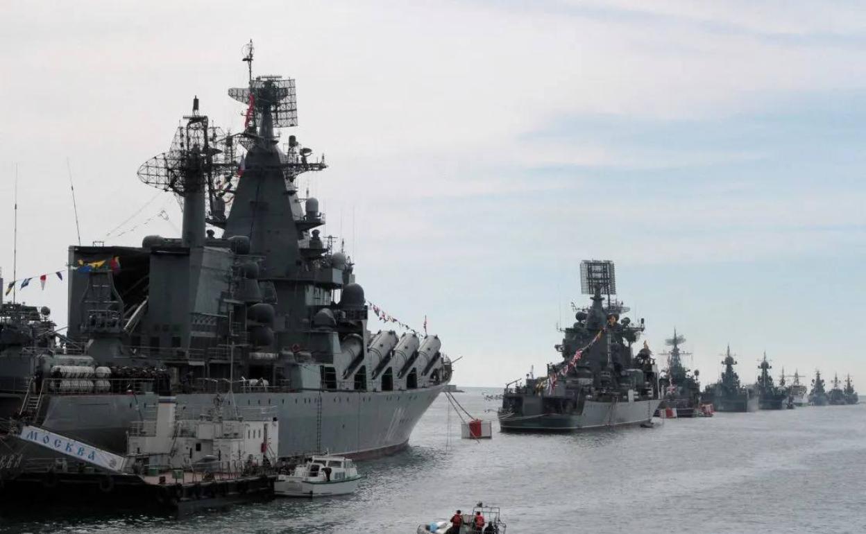 Varios barcos militares rusos en el mar Negro poco antes de comenzar la invasión de Ucrania.