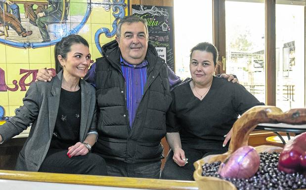 Enrique, en el centro, junto a sus hijas, María Eugenia y Merche. 