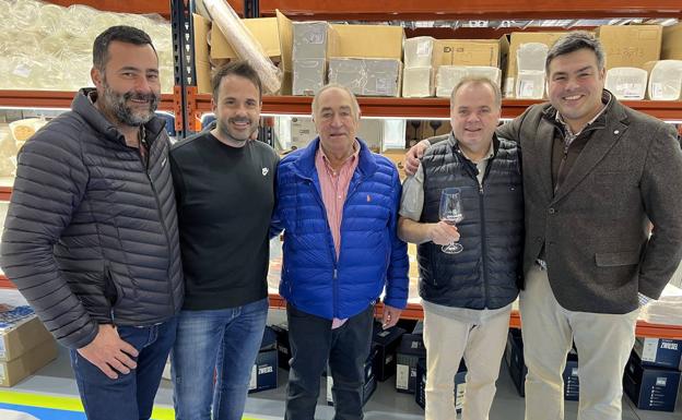Imagen principal - Arriba, varios de los invitados;: Toni González (Nuevo Molino), Nacho Solana (Solana)y Cristóbal Sierra (La Chata). En el centro, Luis García y a la derecha Luis Alberto García. Abajo, la exposición cuenta con las últimas novedades, así como modernos hornos kamado.