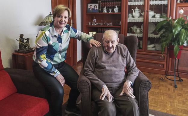 Charo Díaz y su padre José María, que acaba de cumplir los 100 años, en su casa de Reinosa