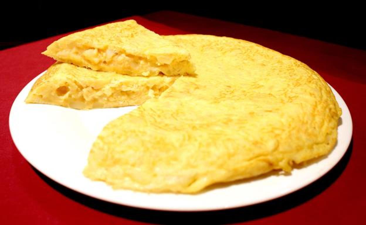 Así hace Martín Berasategui su rica tortilla de patatas con ajo