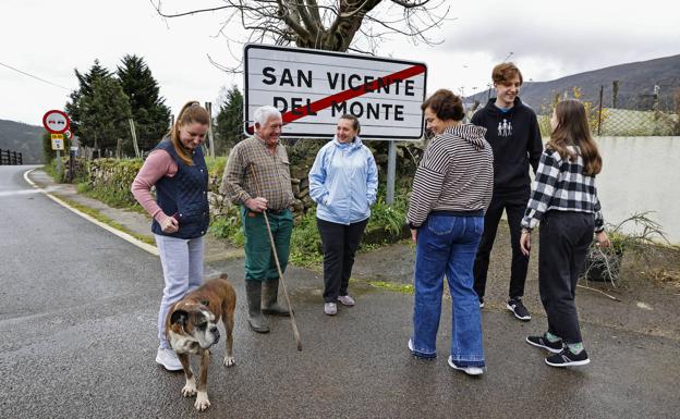 Delfín (con Duncan, su perro), vecino de San Vicente, se detiene a hablar con el grupo.